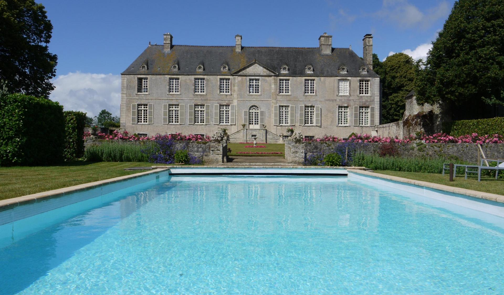 El castillo de Courcy y su piscina