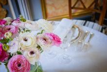 Présentation table avec assiette, couverts, verres et fleurs